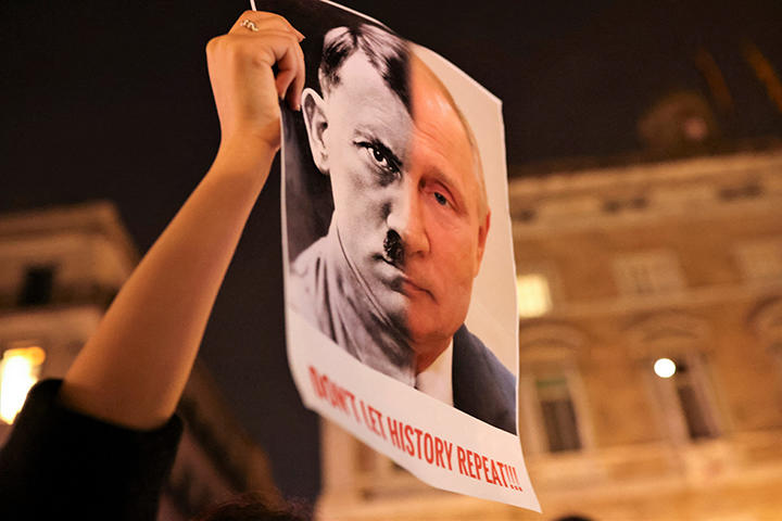 プーチンとヒトラーを重ねるデモ隊