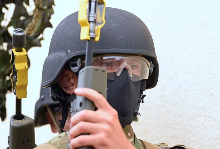 イギリスで軍事訓練を受けるウクライナ兵