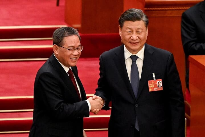 李強新総理と握手する習近平首席