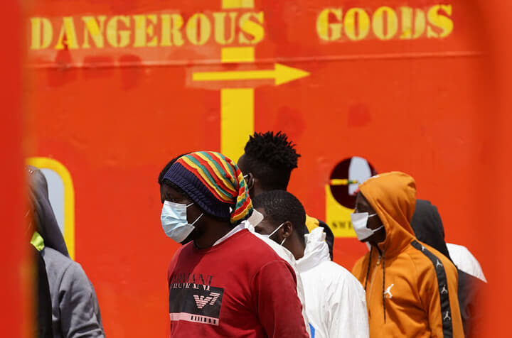 イタリアに漂着した難民船から出てきた人々