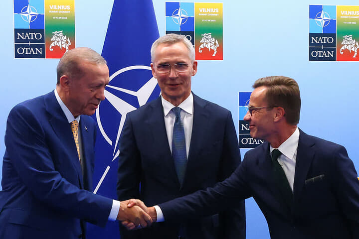 NATO首脳会合に先立って会見したトルコとスウェーデンの両首脳