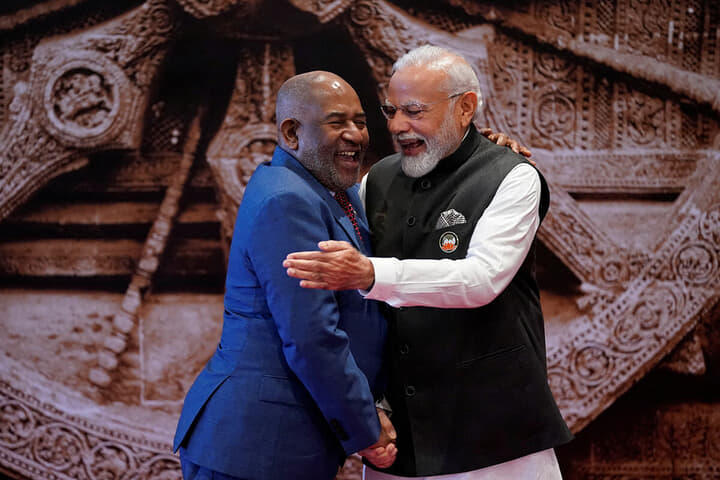 コロモのアスマニ大統領を歓迎するインドのモディ首相