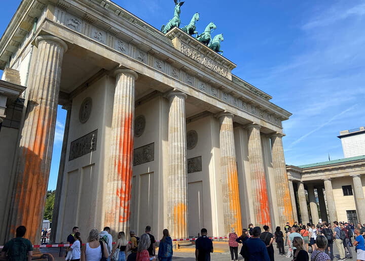 環境団体「ラスト・ジェネレーション」の活動家がスプレーで着色したブランデンブルク門