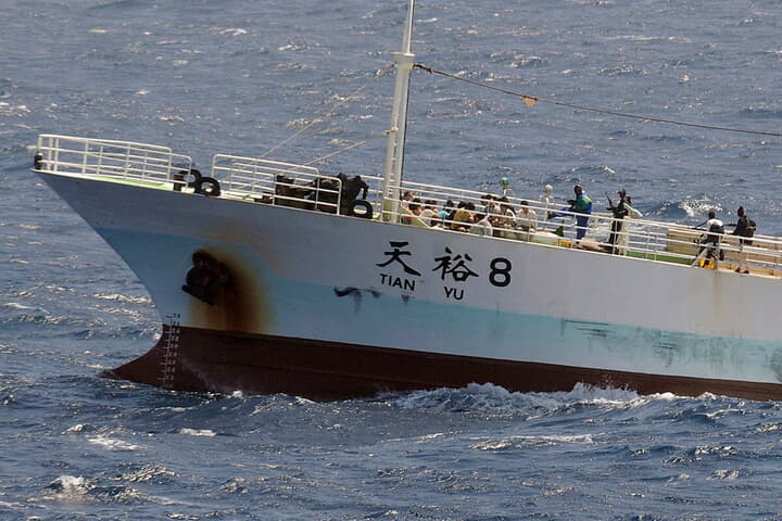 ソマリア海賊に乗っ取られた中国のマグロ漁船「天裕8号」