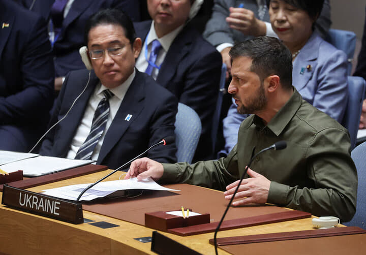 国連安保理で岸田首相の隣席で発言するゼレンスキー大統領