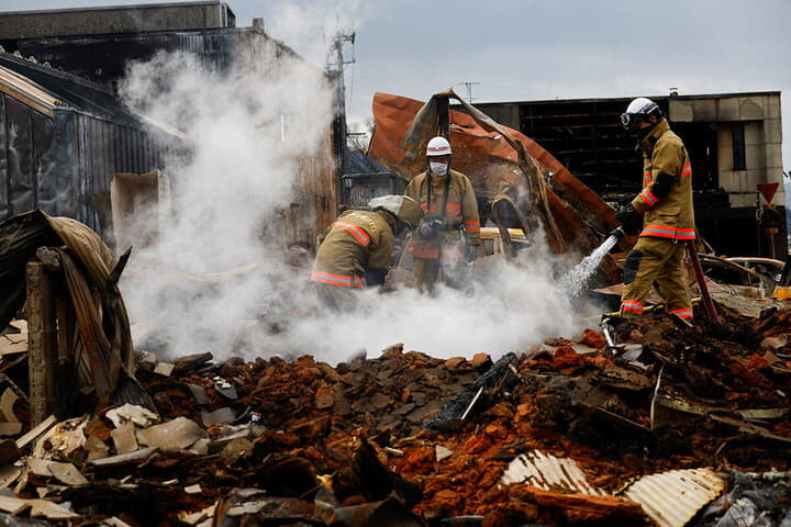 輪島市で地震後に鎮火活動にあたる消防士