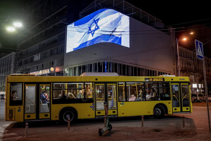 キーウ市内に掲げられたイスラエル国旗