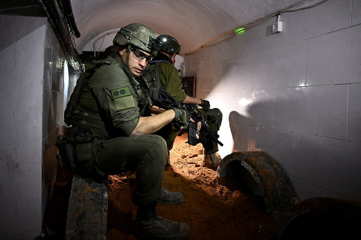 UNRWA本部の地下にある「トンネル」を捜索するイスラエル兵