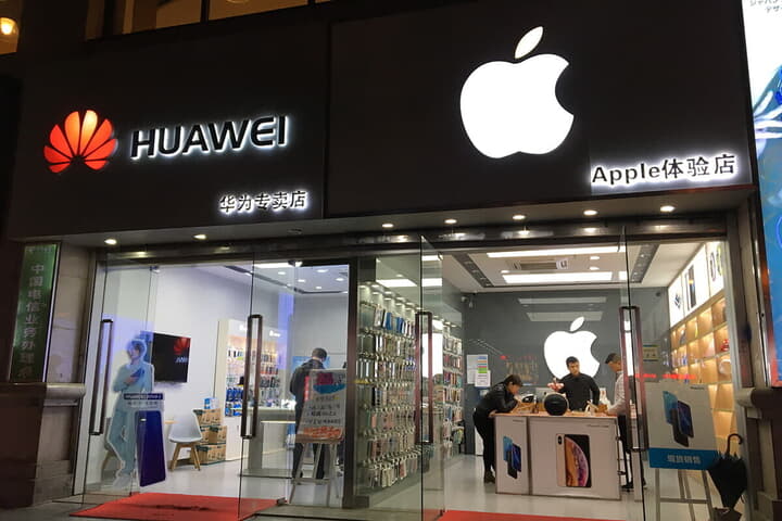 HuaweiとAppleのロゴが横並びになった深圳の通り