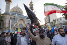 イスラエルへの攻撃を祝福するイラン人たち