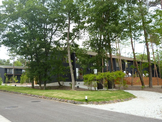 浅間山のふもとに完成したISAKの校舎（中央）と寮
