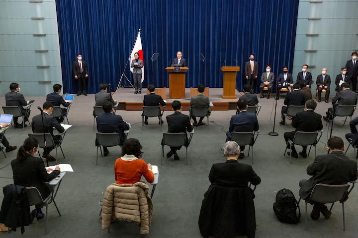 緊急事態宣言の延長を発表する菅義偉首相　新型コロナウイルス