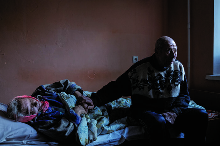 北東部ハルキウの仮設住宅に身を寄せる70代の夫婦。住んでいた町は戦闘の最前線となり、水、ガス、電気が遮断された（ニコル・タン撮影、9月25日）