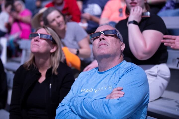皆既帯に入ったインディアナポリスで皆既日食を観測する人たち