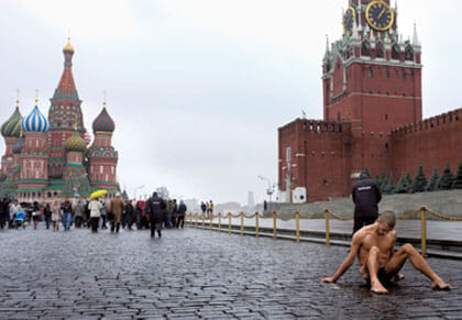 『くぎ付け』　レーニン廟前で警察国家・ロシアに抗議するパブレンスキー　Maxim Zmeyev-Reuters