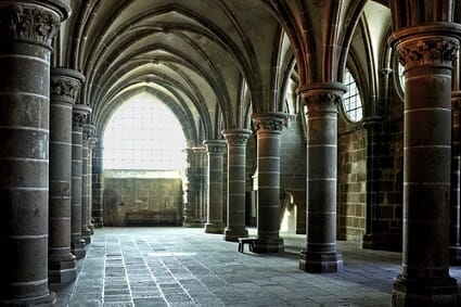 モン・サン=ミシェル修道院の内部は、寂しげでがらんどう。写真で見るよりも気が滅入る　Gerard Koudenburg/Shutterstock