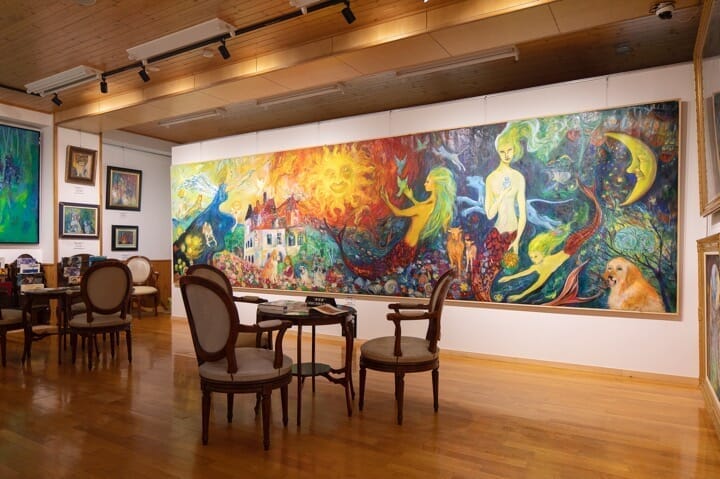 太陽の森 ディマシオ美術館：圧倒的な存在感を放つ正面の大きな絵が「太陽の森」。