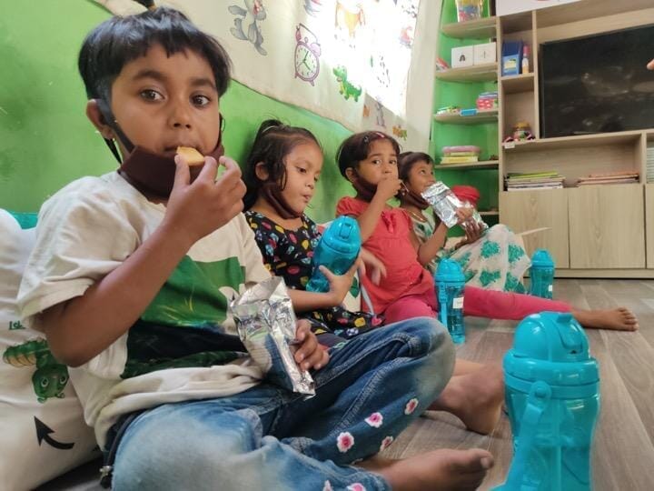 栄養豊富なユーグレナ入りクッキーを食べるバングラデシュの子どもたち