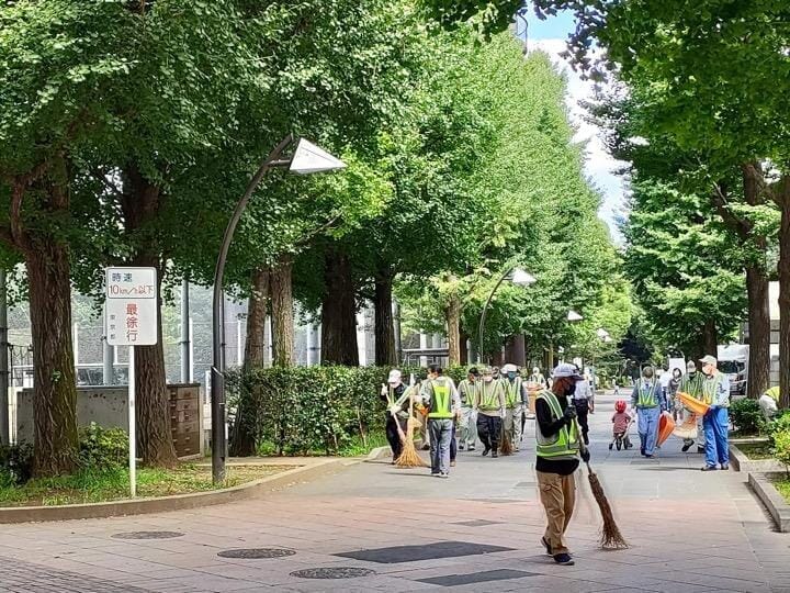 東京都内の公園の清掃作業