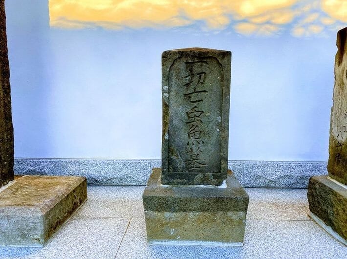 神奈川県三浦市の福泉寺にある「虫」と「魚」の墓