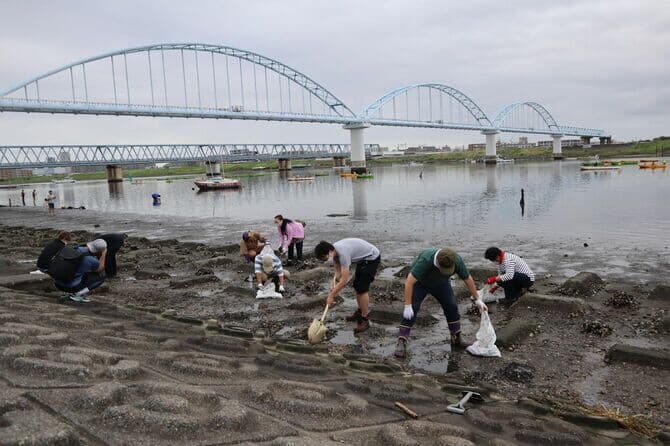 江戸川でカキ殻清掃をする人々