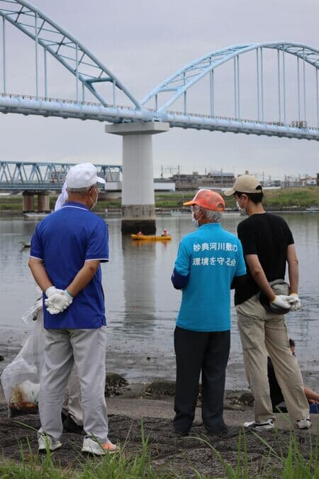 江戸川でカキ殻清掃をする人
