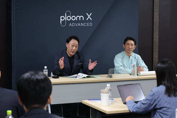 Ploom XとPloom X ADVANCEDの開発に携わった山口顕氏、関西工場の製造部長 嶋田達也氏