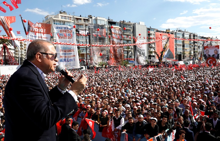 迫るトルコの国民投票：憲法改正をめぐる政治力学