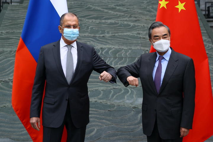 訪中したロシアのラブロフ外相（左）と王毅外相（3月22日　桂林）