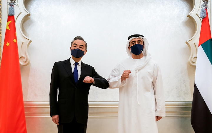 中国の王毅外相とアラブ首長国連邦のアブドラ外相（3月28日、アブダビ）