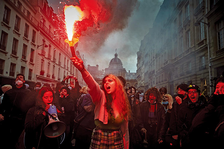 パリの国会議事堂前で抗議デモ（3月16日）