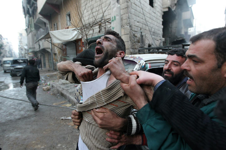 シリア政府軍の爆撃で家族を亡くした男性（2013年1月3日）