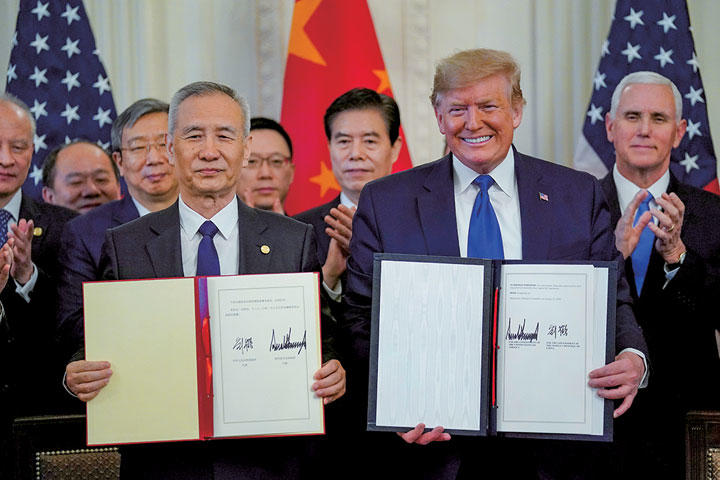 中国との貿易協定に署名したトランプ
