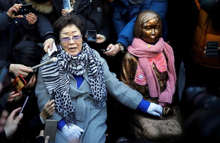 慰安婦像の隣に座る李容洙（2019年2月）