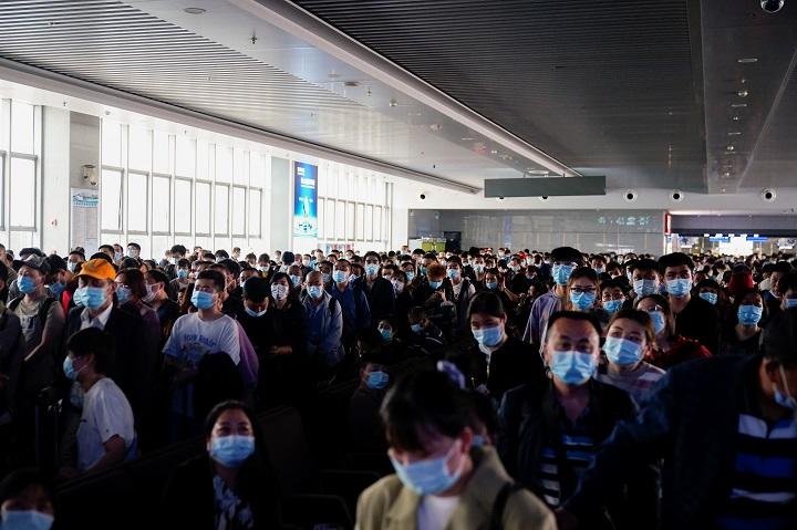 連休を前に鉄道駅に詰めかけたマスク姿の人々（上海、4月30日）