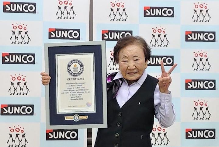 「世界最高齢総務部員」としてギネス世界記録に認定された玉置泰子さん