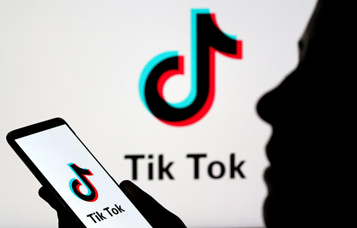 TikTokロゴとスマホのイメージ