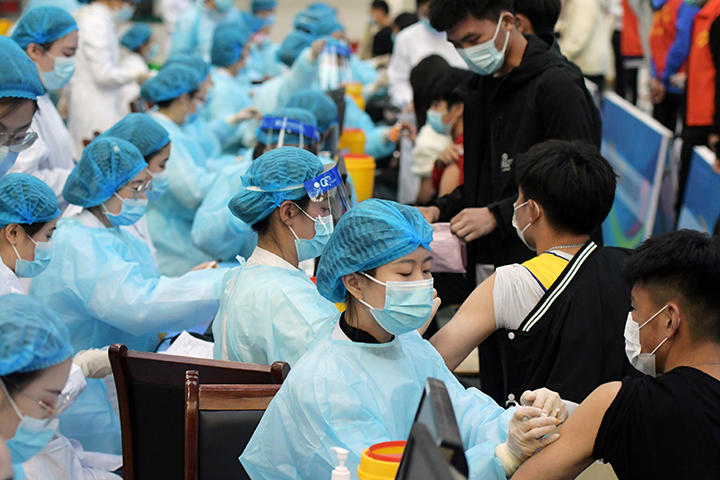 大学でワクチン接種を受ける学生たち（3月30日、山東省青島市）