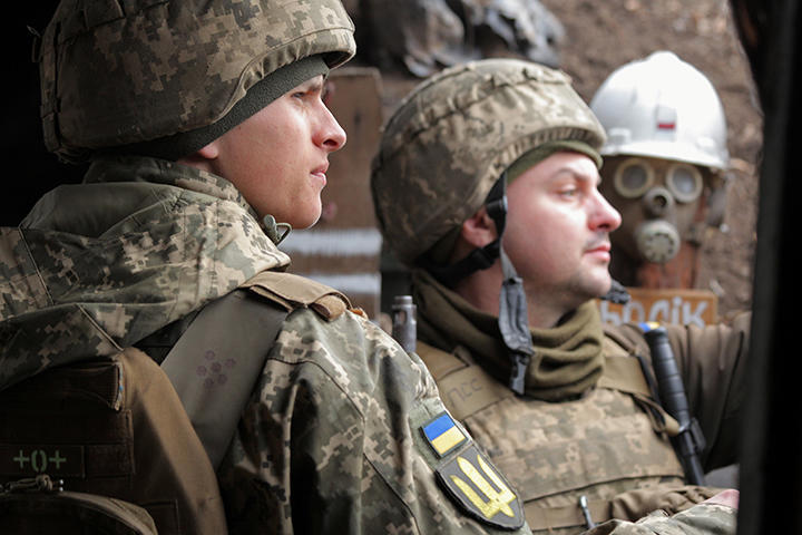 ウクライナ東部のドネツク付近で戦闘に備えるウクライナ軍兵士