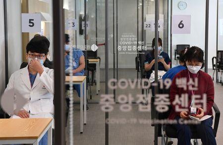 ソウルでワクチン接種を受ける医療関係者