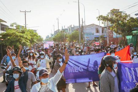 ミャンマーの軍事クーデターへの抗議デモ