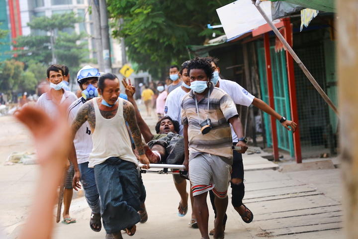 ミャンマー国軍のクーデターに抗議して撃たれた市民