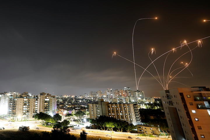 ガザ地区から飛来したロケット弾を迎撃するイスラエルのアイアンドーム・ミサイル
