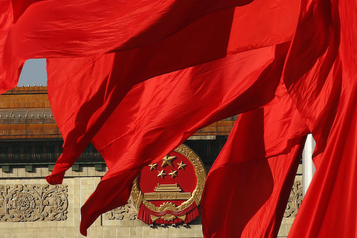 人民大会堂に翻る中国の「紅い旗」