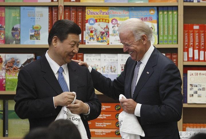 副大統領時代のバイデンと習近平（2012年2月、ロサンゼルス）