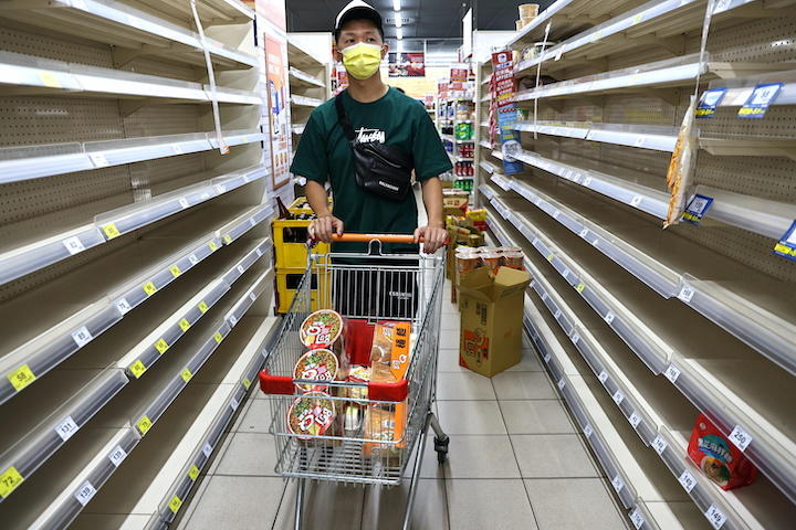 感染拡大で棚が空っぽになった台北のスーパー