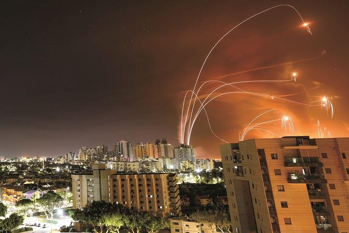ガザ地区から飛んでくるロケット弾を撃ち落とすイスラエルの迎撃ミサイル