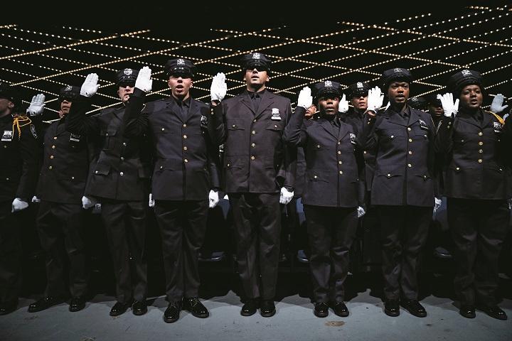 警察学校の卒業式で宣誓する新人警察官たち（ニューヨーク、2018年）