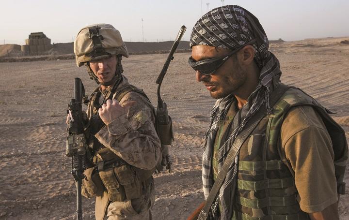 アフガニスタン人通訳と歩く米海兵隊員（2009年9月、アフガニスタン南部）