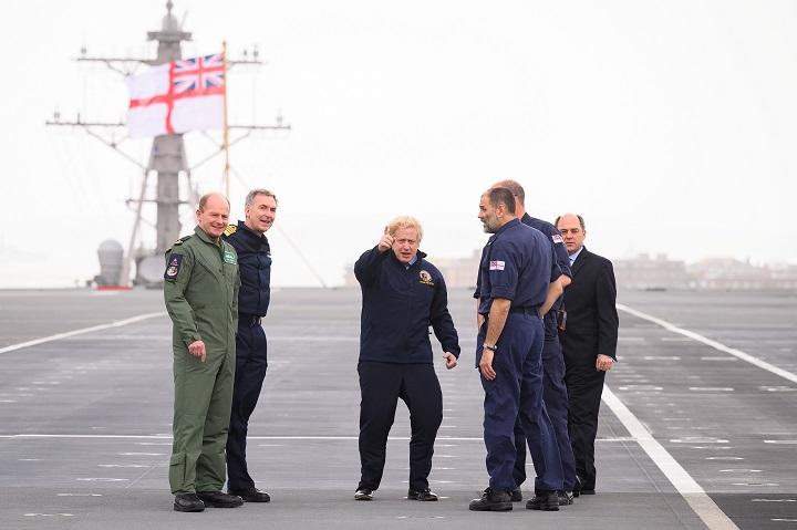 空母クイーン・エリザベスを視察した英ジョンソン首相